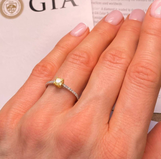 Мечтаете о кольце с желтым бриллиантом на помолвку?