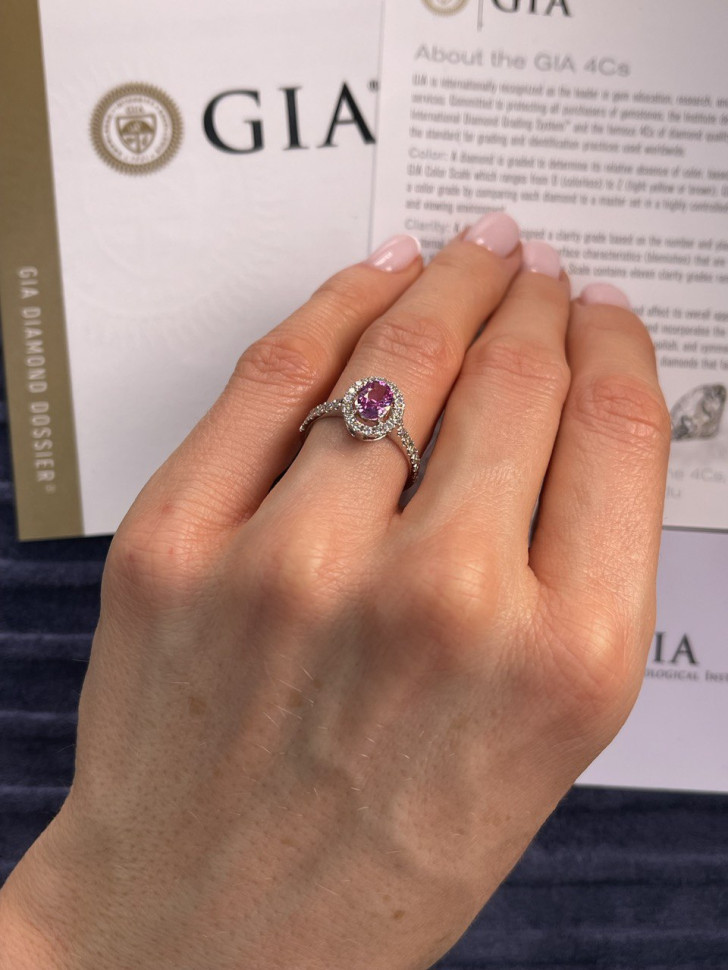 Кольцо из белого золота с бриллиантами и розовым сапфиром (053873)