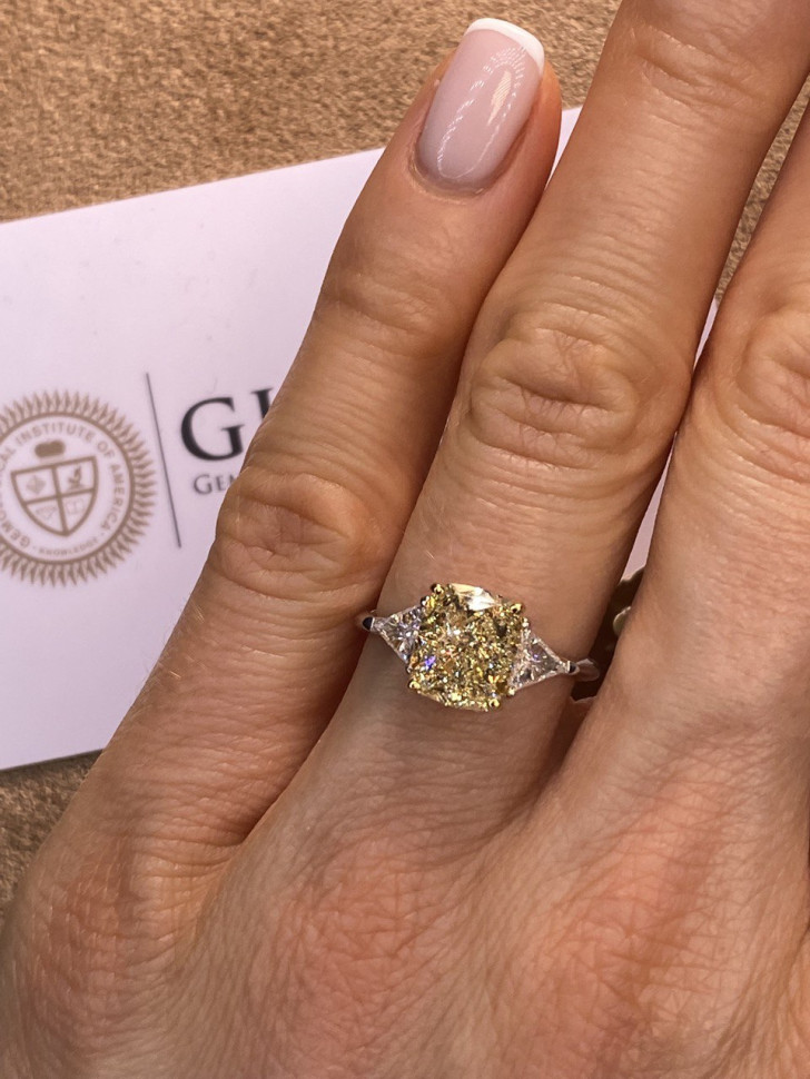 Помолвочное кольцо из белого золота с бриллиантами (052863)