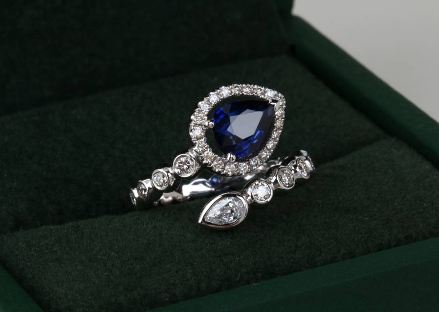 Кольцо из белого золота с бриллиантами и сапфиром (060546)