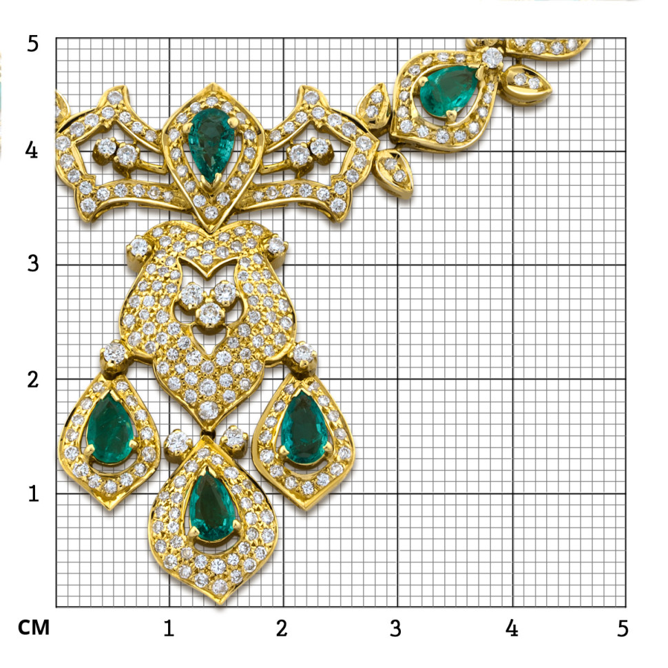 Колье из жёлтого золота с бриллиантами и изумрудами (025662)