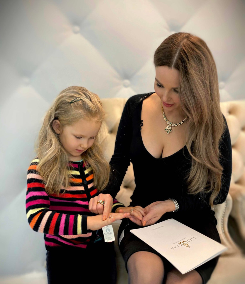 Колье из жёлтого золота с бриллиантами и изумрудами (025662)