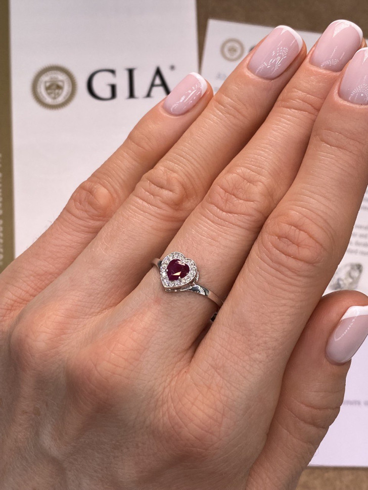 Помолвочное кольцо из платины с бриллиантами и рубином 