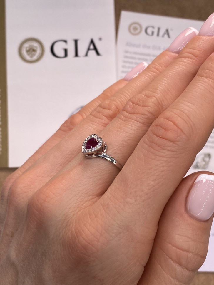 Помолвочное кольцо из платины с бриллиантами и рубином 