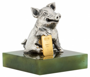 Сувенир Символ года Свинья из серебра с кулоном из золота 999 пробы на подставке из нефрита