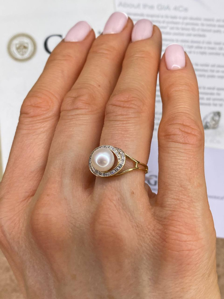 Кольцо из комбинированного золота с бриллиантами и жемчугом (021204)