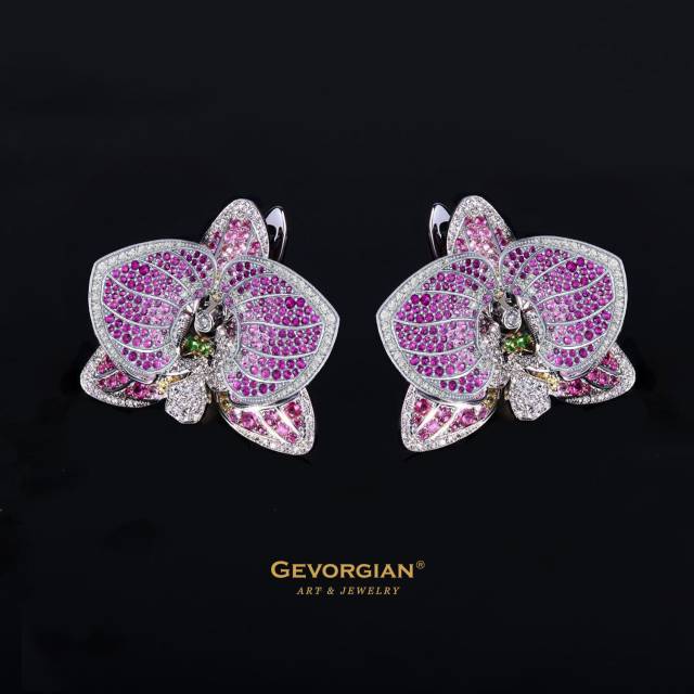 Эксклюзивные серьги "Орхидея" из жёлтого золота 750 пробы с бриллиантами, цветными сапфирами и тсаворитами (053133)