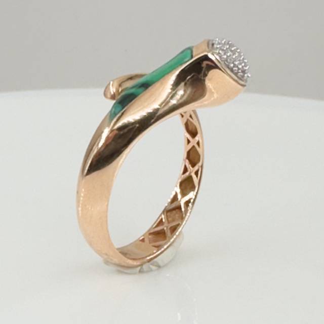 Кольцо из красного золота с бриллиантами и малахитом (054635)