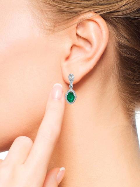 Серьги из белого золота с бриллиантами и изумрудами (049567)