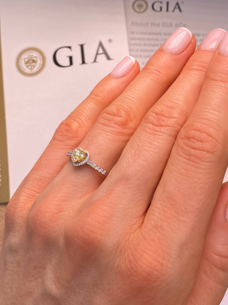 Помолвочное кольцо из белого золота с бриллиантами (046862)