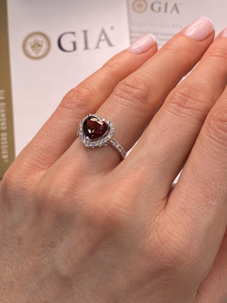 Помолвочное кольцо из белого золота с бриллиантами и гранатом Сердце Сердце (055693)