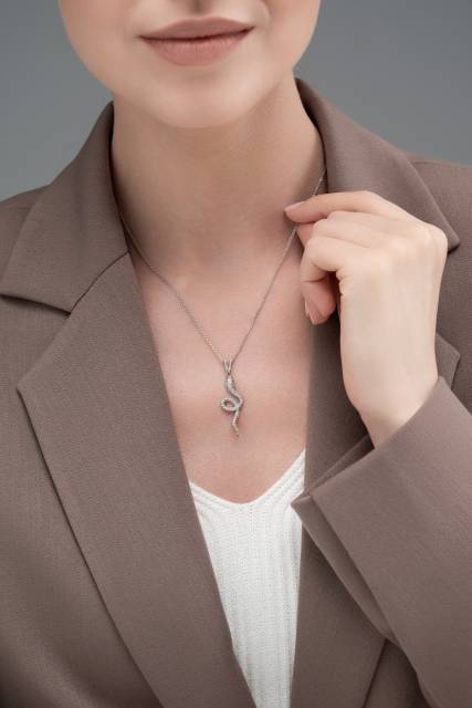 Кулон из белого золота с бриллиантами и изумрудами (060917)