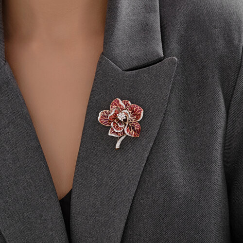 Брошь из красного золота с бриллиантамии эмалью 