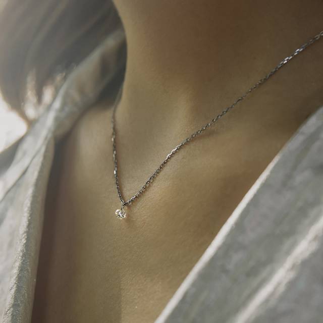 Колье из белого золота с бриллиантом (047758)