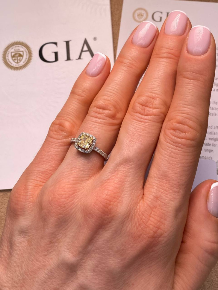 Помолвочное кольцо из белого золота с бриллиантами (052531)