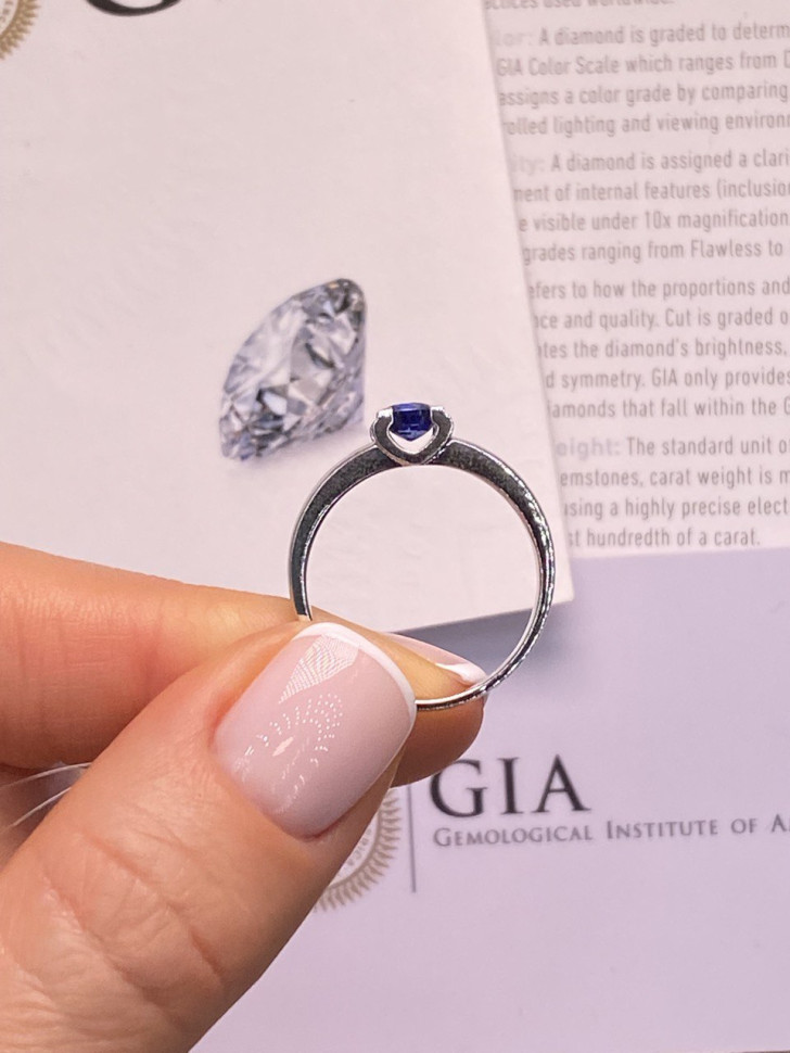 Помолвочное кольцо из белого золота с сапфиром (055725)