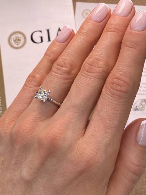 Помолвочное кольцо из белого золота с бриллиантом (050859)