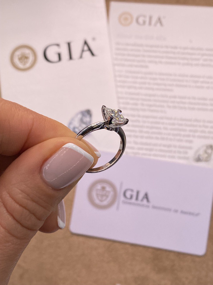 Помолвочное кольцо из белого золота с бриллиантом (050859)