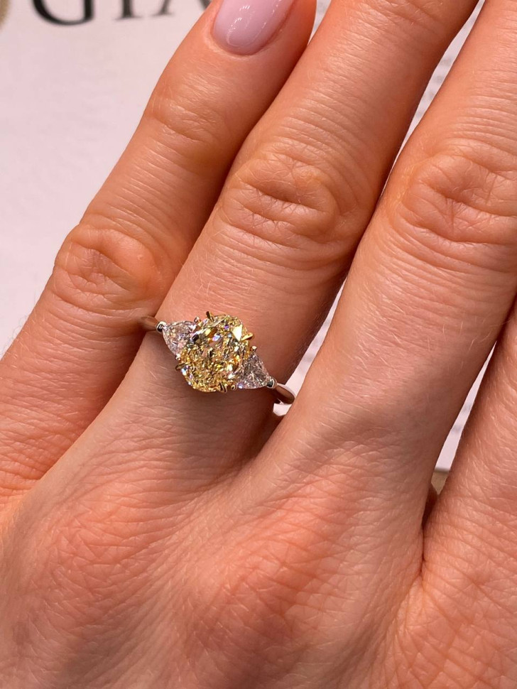 Помолвочное кольцо из белого золота с бриллиантами (052027)