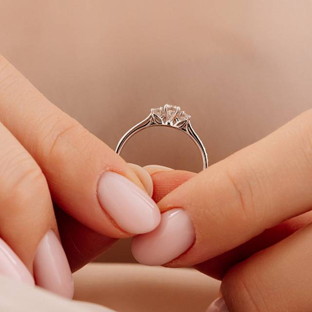 Помолвочное кольцо из белого золота с бриллиантами (053693)