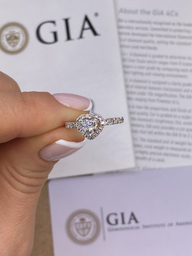 Помолвочное кольцо из белого золота с бриллиантами 