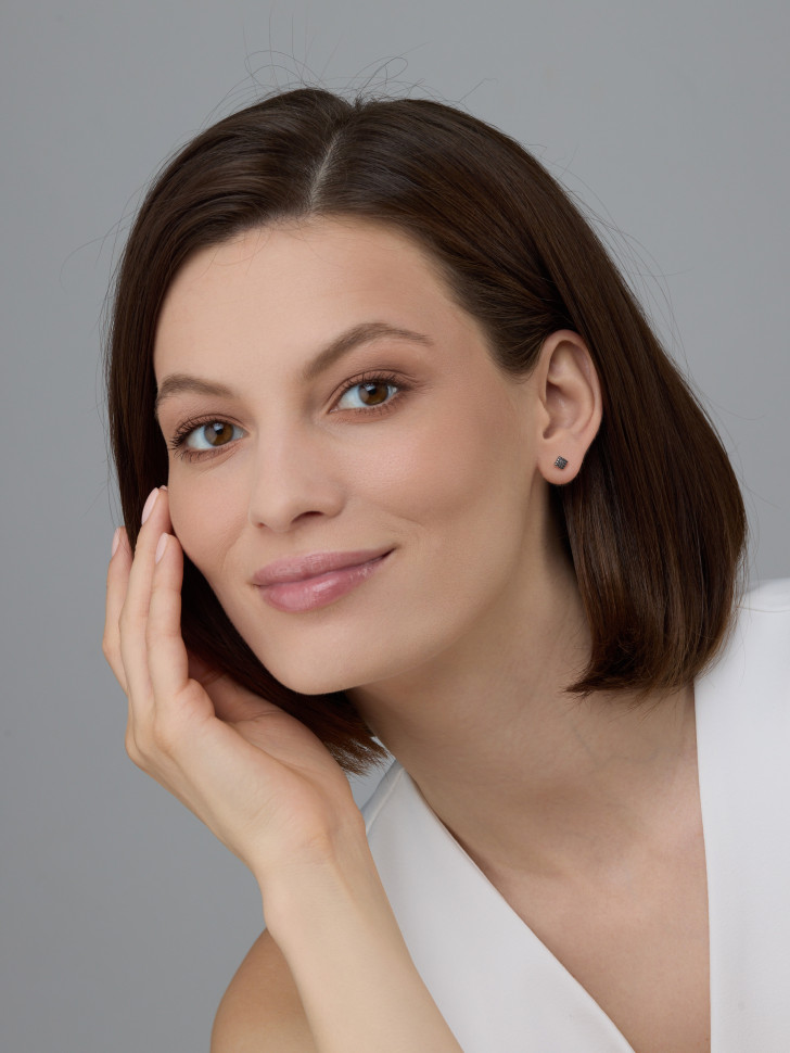 Серьги пусеты из белого золота с чёрными бриллиантами (049930)