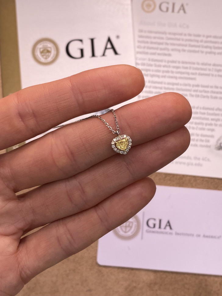 Колье из белого золота с бриллиантами 