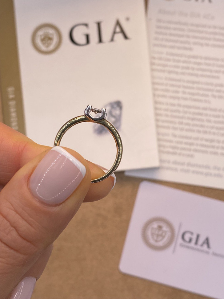 Помолвочное кольцо из комбинированного золота с бриллиантом (054982)