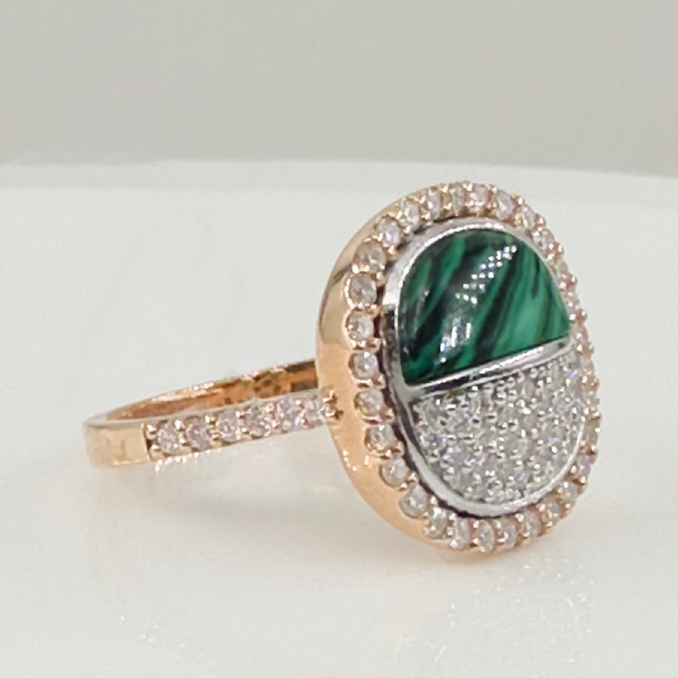 Кольцо из красного золота с бриллиантами и малахитом (054632)