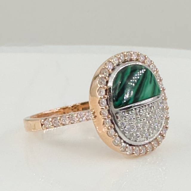 Кольцо из красного золота с бриллиантами и малахитом (054632)