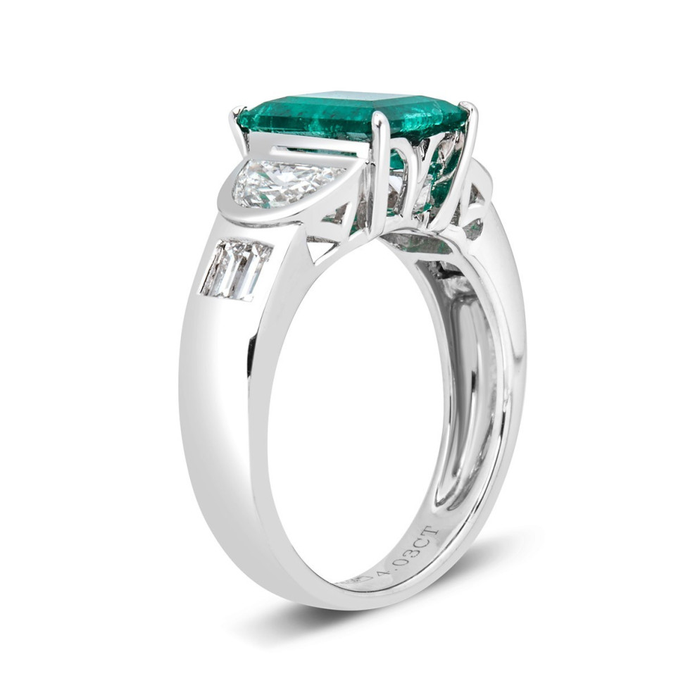 Кольцо из белого золота с бриллиантами и изумрудом (003255)