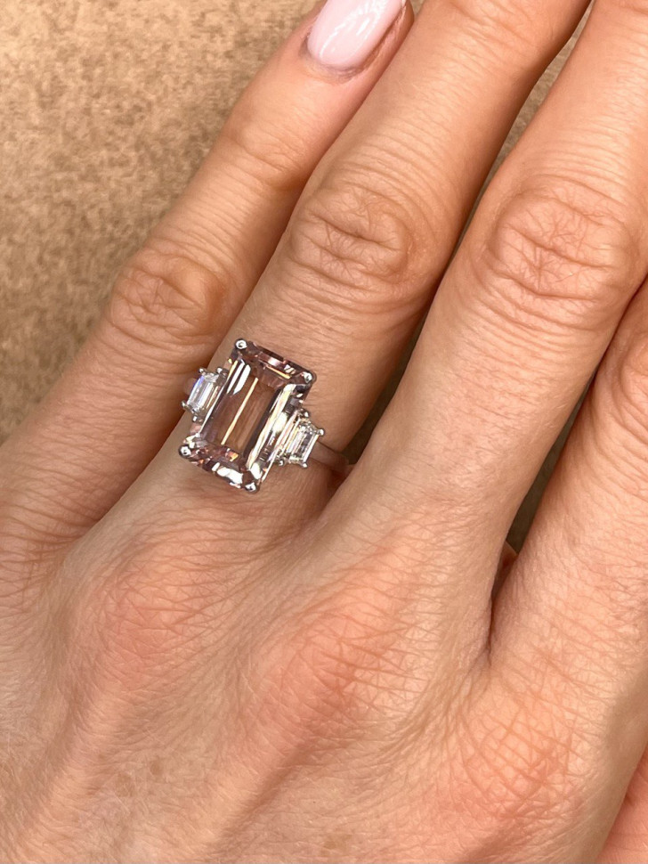 Кольцо из белого золота с бриллиантами и розовым турмалином (054508)