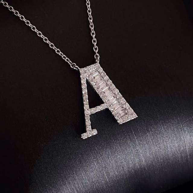 Колье из белого золота с бриллиантами "Буква" (051615)