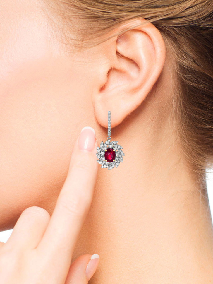 Серьги из комбинированного золота с бриллиантами и рубинами (047590)