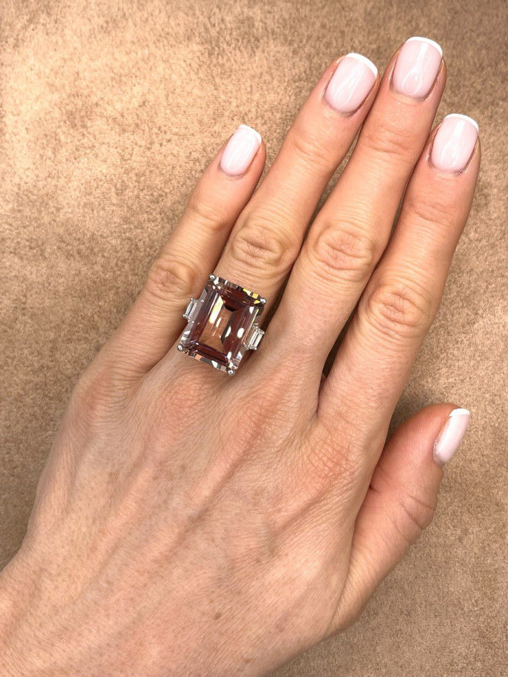 Кольцо из белого золота с бриллиантами и морганитом (054506)