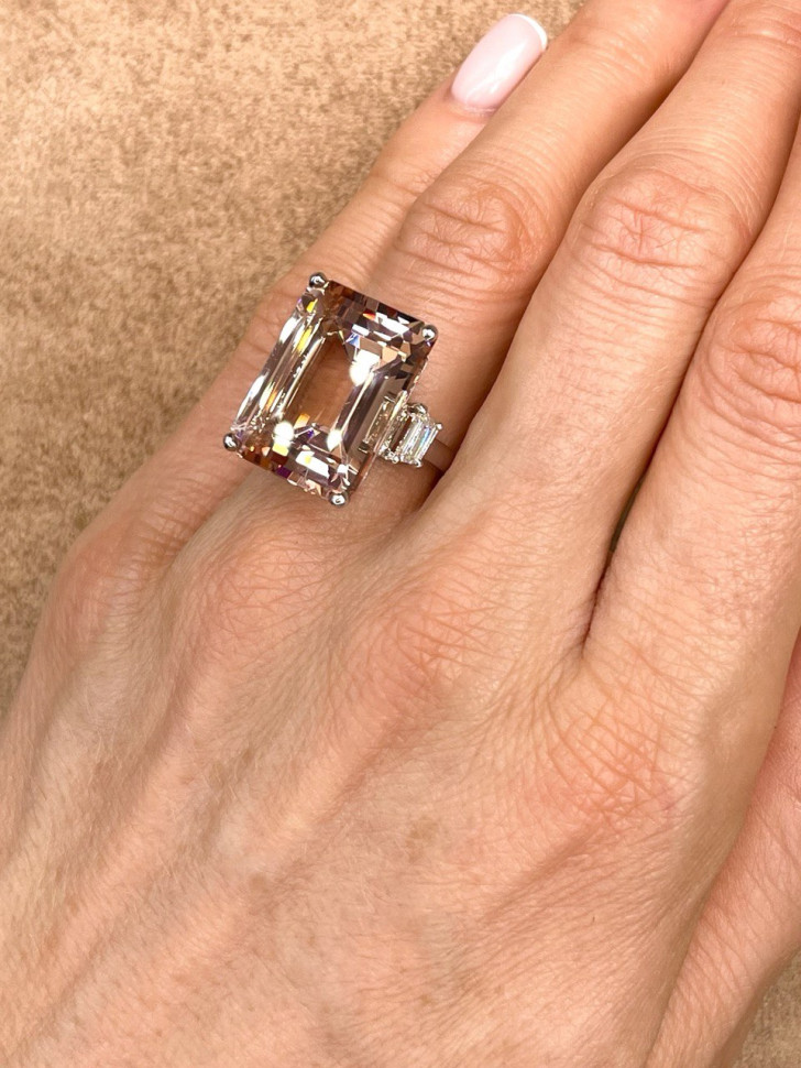 Кольцо из белого золота с бриллиантами и морганитом (054506)