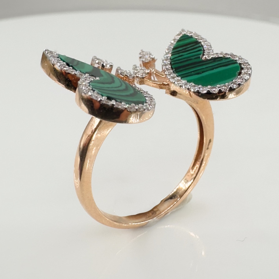 Кольцо из красного золота с бриллиантами и малахитом (054637)