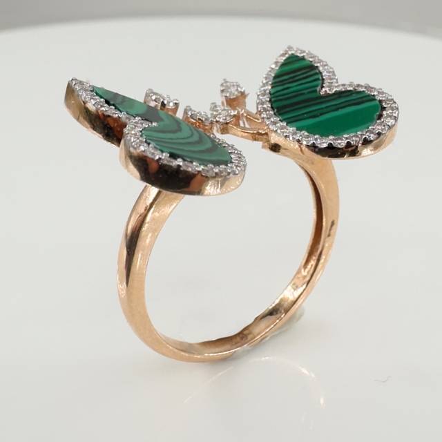 Кольцо из красного золота с бриллиантами и малахитом (054637)