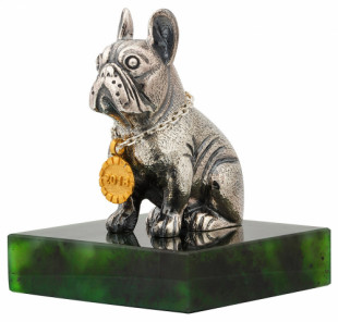 Сувенир Символ года Собака из серебра с кулоном из золота 999 пробы на подставке из нефрита