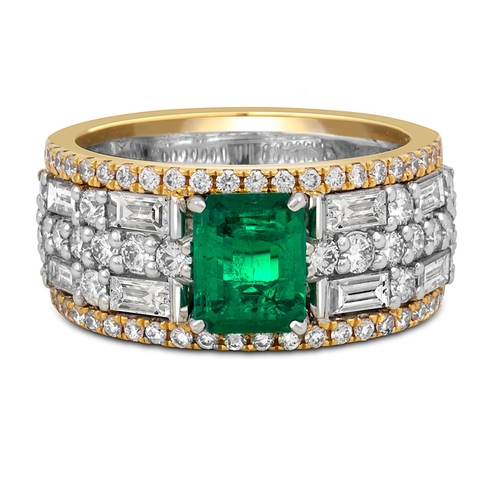 Кольцо из комбинированного золота с бриллиантами и изумрудом 