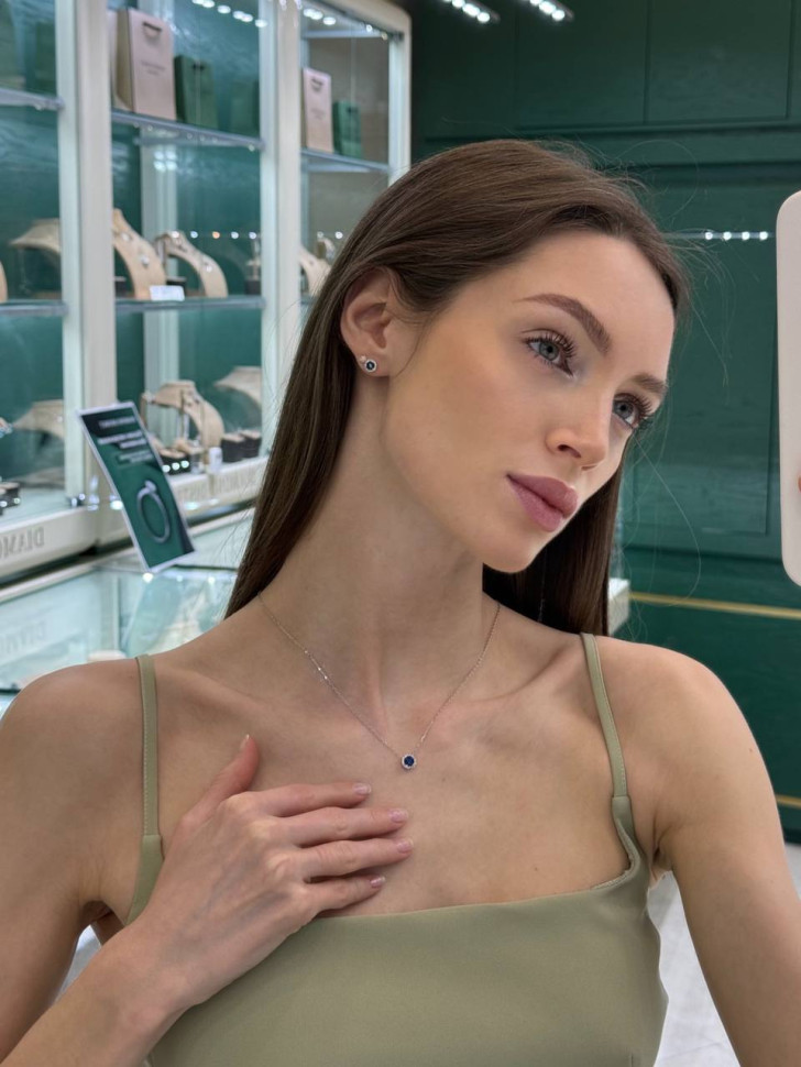 Колье из белого золота с бриллиантами и сапфиром (051704)