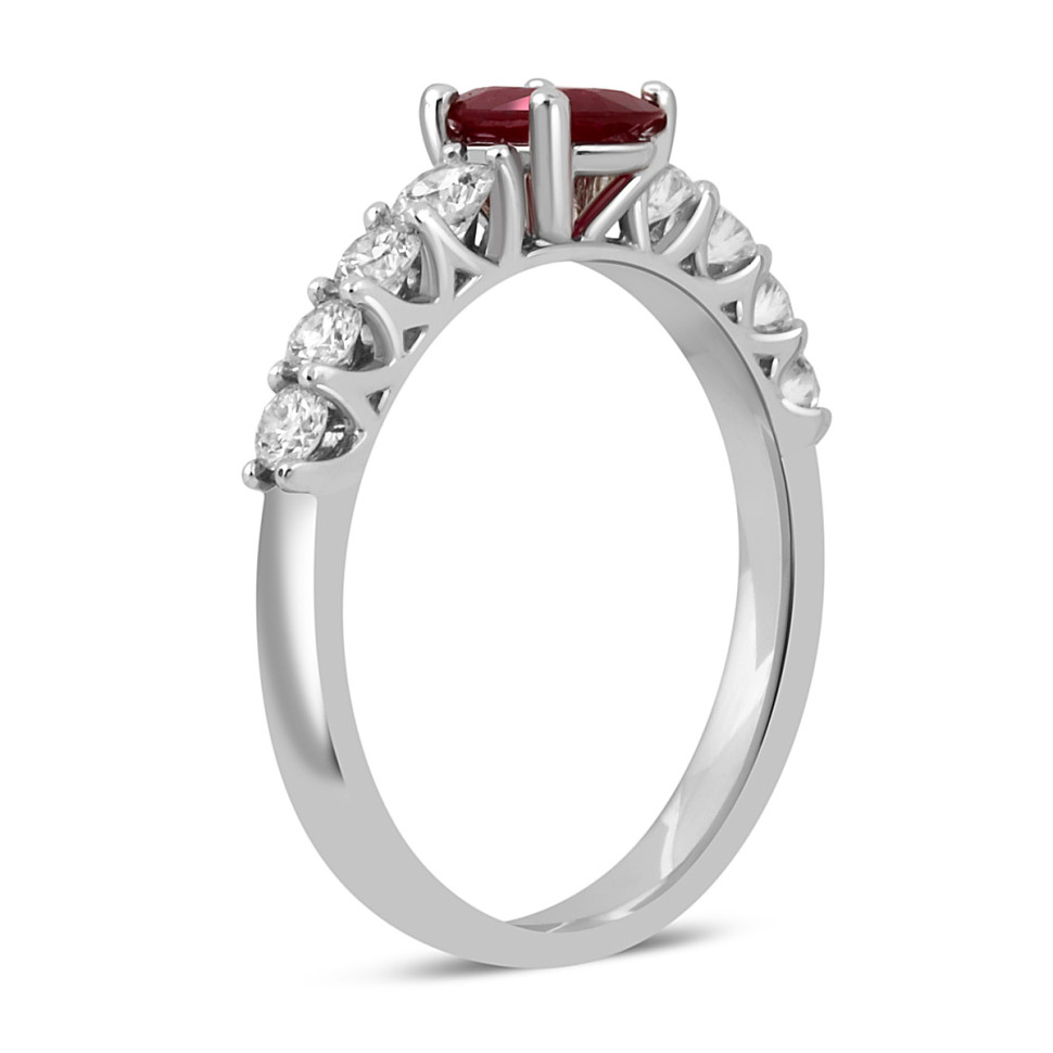 Кольцо из белого золота с бриллиантами и рубином (047813)