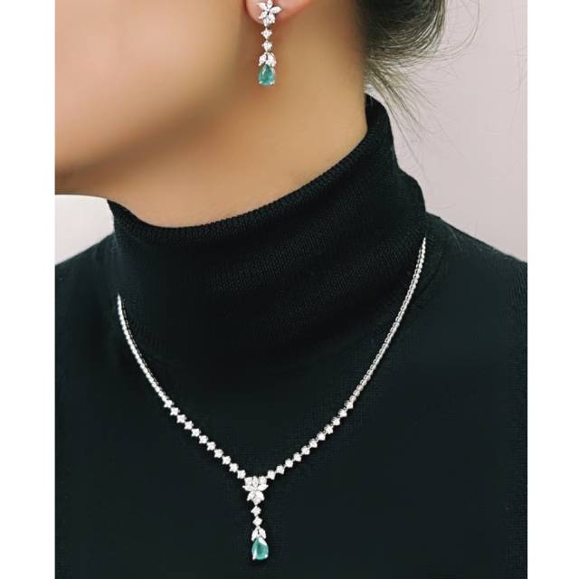 Колье из белого золота с бриллиантами и изумрудом (052329)