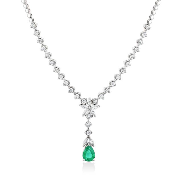 Колье из белого золота с бриллиантами и изумрудом (052329)