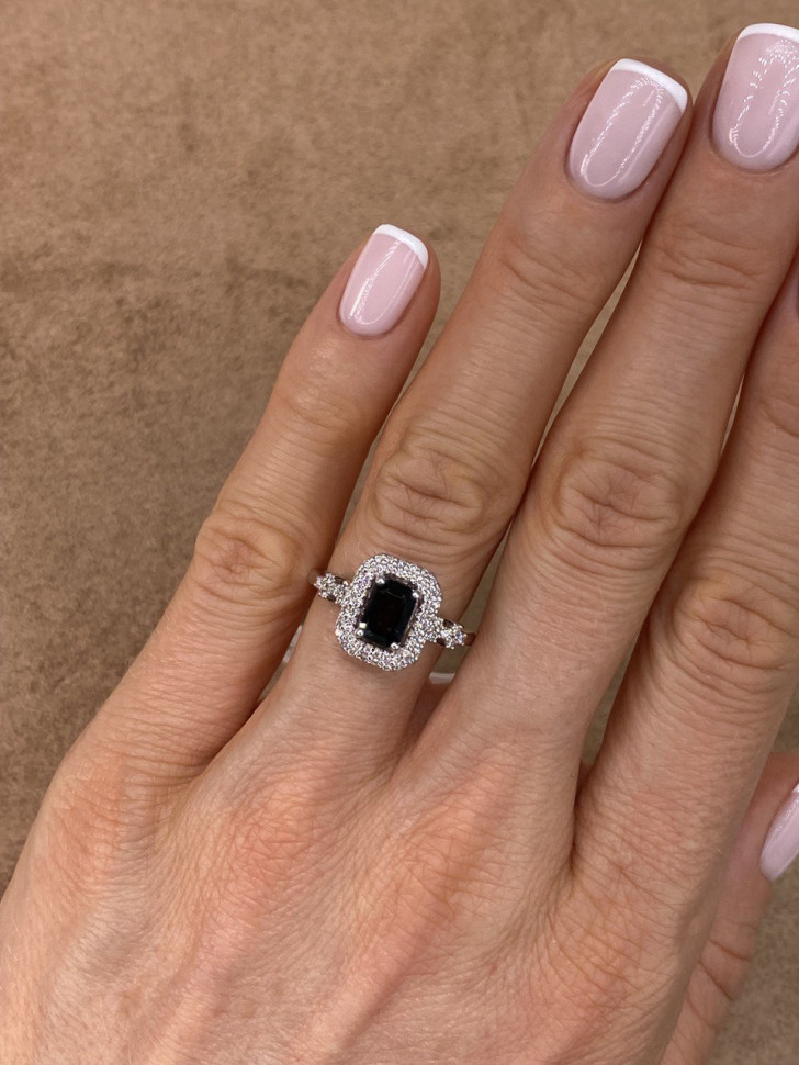 Кольцо из белого золота с бриллиантами и сапфиром (049340)