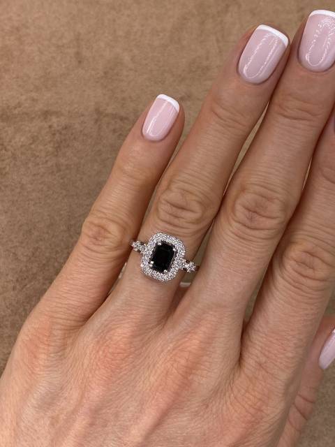 Кольцо из белого золота с бриллиантами и сапфиром (049340)