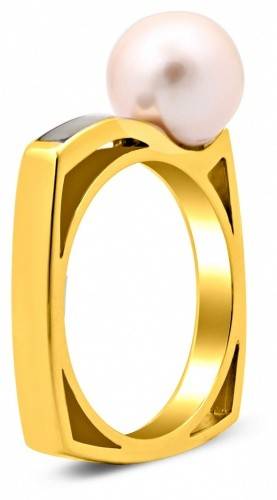 Кольцо из желтого золота с перламутровым жемчугом 16.5