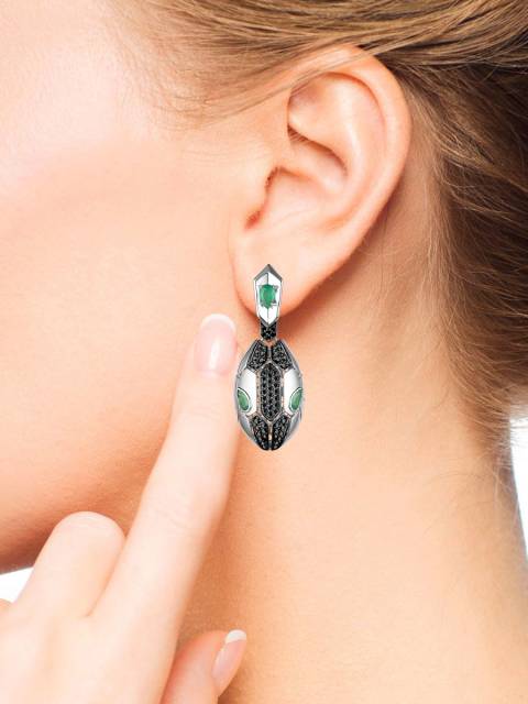 Серьги из белого золота с чёрными бриллиантами и изумрудами (055211)