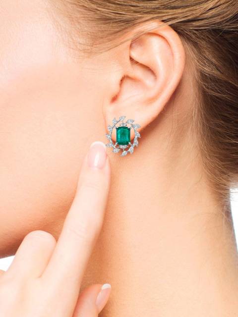 Серьги из белого золота с бриллиантами и изумрудами (047584)