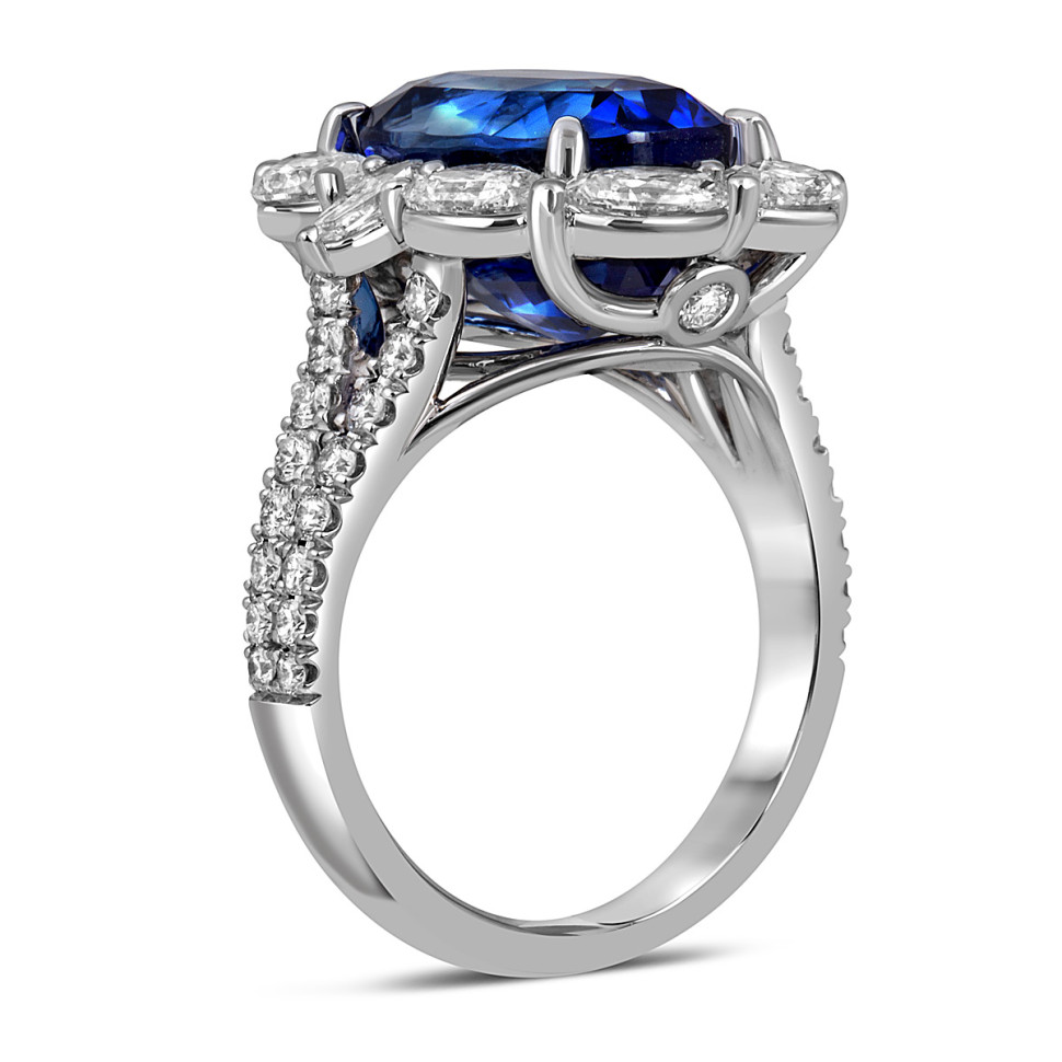 Кольцо из белого золота с бриллиантами и сапфиром 